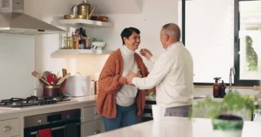 Yaşlı çift, mutfakta kahve ve sevgiyle kucaklaşın, sabah rutini ve emeklilikte güven ile iletişim. Bağlılık, evlilik ve hayat arkadaşı, evdeki erkek ve kadın, çay ve özenle sohbet.