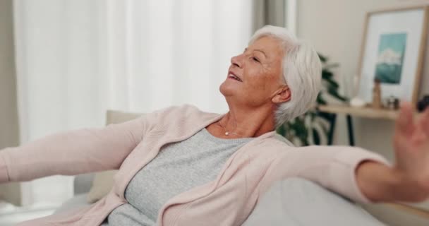 沙发和老年妇女伸展着身体 在一个快乐而凉爽的家庭中寻求平静或安宁 救济和老年人 有自由 良好的心情或积极的心态 — 图库视频影像