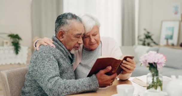 Bijbel Liefde Senior Koppel Lezen Samen Een Boek Een Huis — Stockvideo