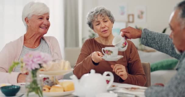 Senior Man Vrouwen Het Gieten Van Melk Theekransje Helpende Hand — Stockvideo