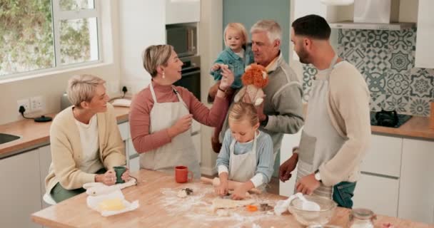 Μεγάλη Οικογένεια Ψήσιμο Και Μητέρα Μπισκότα Για Παιδιά Στην Κουζίνα — Αρχείο Βίντεο