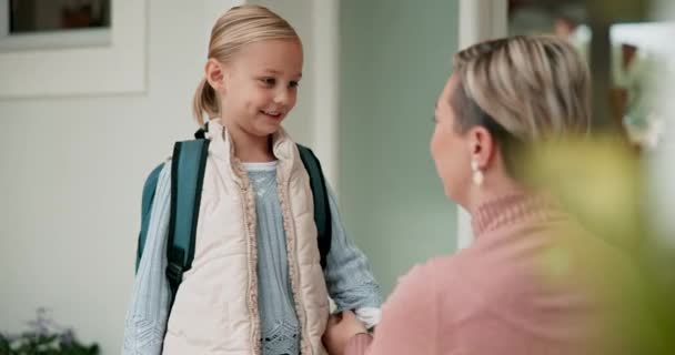 Mutter Kind Und Schulrucksack Umarmung Hause Bereitstellung Und Glückliche Familie — Stockvideo