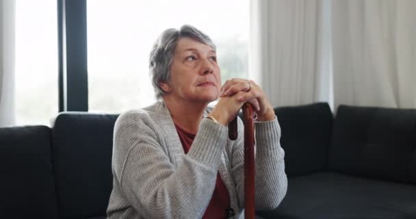 Stock Unterstützung Und Denken Mit Alten Frau Auf Dem Sofa — Stockvideo