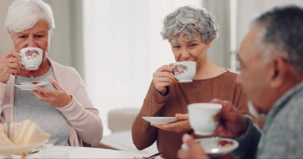 Пожилые Мужчины Женщины Пить Чаепитием Беседовать Счастливы Заботой Слушая Пенсию — стоковое видео