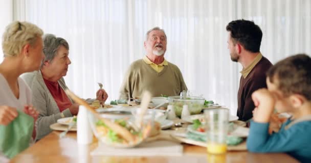 ハッピーファミリー ランチ おしゃべりしながらダイニングテーブルで笑い 一緒に家でくつろぎます 食べ物 ブランチ 祖父母 楽しい会話を共有しながら子供たち — ストック動画