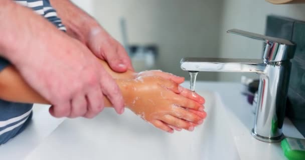 Ouder Kind Handen Wassen Badkamer Met Zeep Water Onderwijs Gezonde — Stockvideo