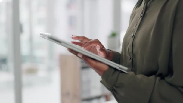 Tablet Pesquisa Mãos Pessoa Negócios Digitando Mail Line Redes Sociais — Vídeo de Stock