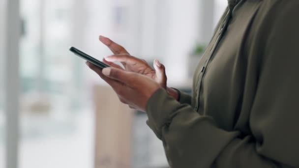 Telefon Søgning Hænder Virksomhedsperson Skrive Online Mail Eller Sociale Medier – Stock-video