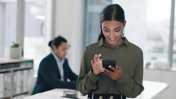 Telefon Søgning Business Kvinde Skrive Online Mail Eller Sociale Medier – Stock-video