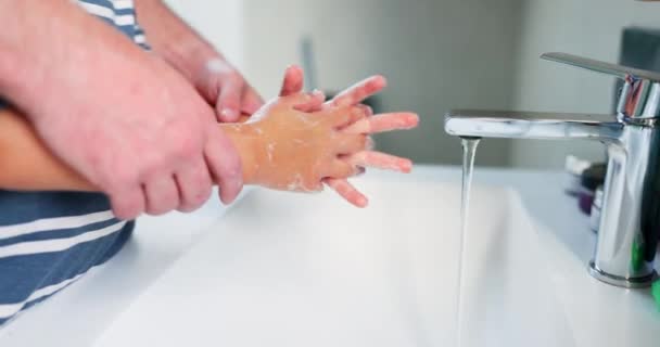 Rodiče Děti Mytí Rukou Koupelně Mýdlem Vodou Učí Zdravou Hygienu — Stock video