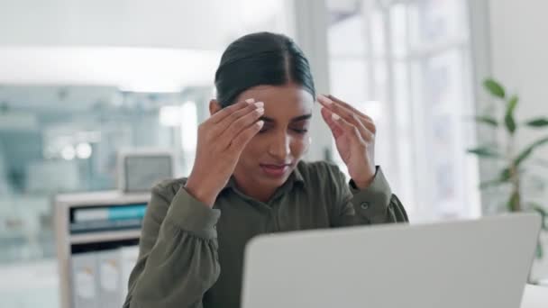 Huvudvärk Stress Och Affärskvinna Kontoret Med Skatter Problem Eller Hjärndimma — Stockvideo