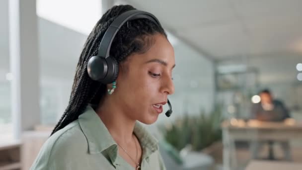 Call Center Tanácsadás Ügyfélszolgálat Szolgáltatás Vagy Telemarketing Fülhallgatóval Irodában Női — Stock videók