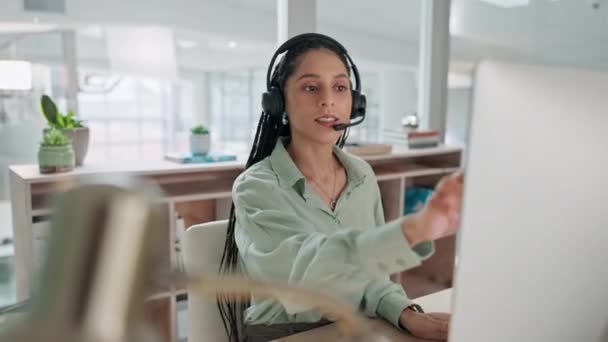 呼叫中心以及客户服务 支持或电话推销方面的咨询服务 在工作场所与我们联系 提供网上咨询或帮助的女性人士 顾问或代理人 — 图库视频影像