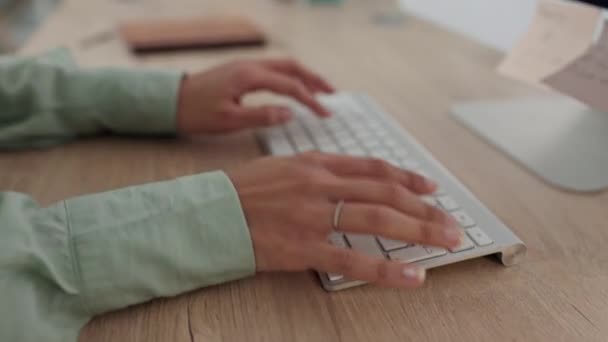 사이트 이메일을 사무실에서 비즈니스 사람의 컴퓨터 네트워킹 인터넷 온라인으로 타이핑의 — 비디오