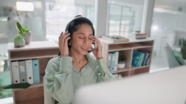 呼叫中心 休息时放松在办公室的客户服务 支持或电话营销 妇女个人 顾问或代理人在咨询 在线咨询或帮助后休息 完成或完成 — 图库视频影像