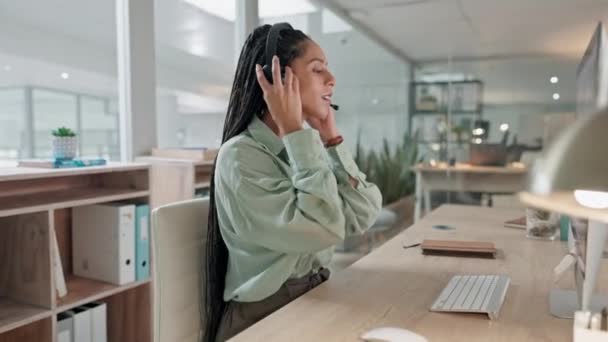 呼叫中心 在办公桌前的女人和疲倦的背痛 压力和倦怠由于在办公室的艰苦工作 有疲劳 受伤或身体不适的电话推销 顾客支持或服务台服务人员 — 图库视频影像