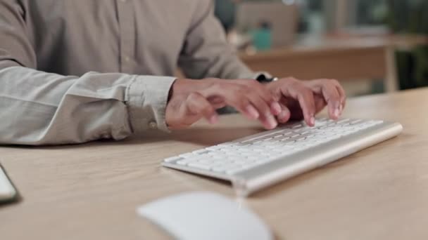 Человек Руки Клавиатура Электронной Почты Общения Исследований Рабочем Столе Крупный — стоковое видео