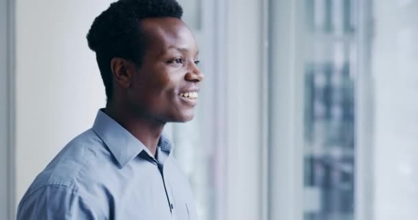 黑人男人 咖啡和思考带着微笑和未来 商业理念和和平在办公室 形象和拿铁饮料与企业员工 记忆和使命与模拟空间和灵感 — 图库视频影像