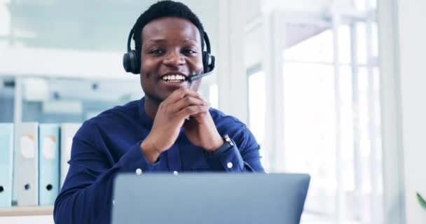 Fekete Férfi Call Center Telefonhívás Laptop Crm Beszélgetés Forduljon Hozzánk — Stock videók