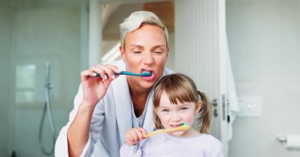 Twarz Mama Dziewczynka Myją Zęby Domu Dla Higieny Porannej Rutyny — Wideo stockowe