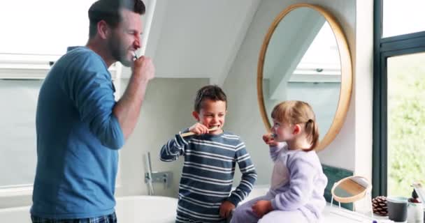 Pai Crianças Escovar Dentes Banheiro Para Bem Estar Dentário Rotina — Vídeo de Stock