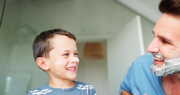 Lachen Scheren Een Vader Die Zijn Zoon Leert Verzorging Hygiëne — Stockvideo