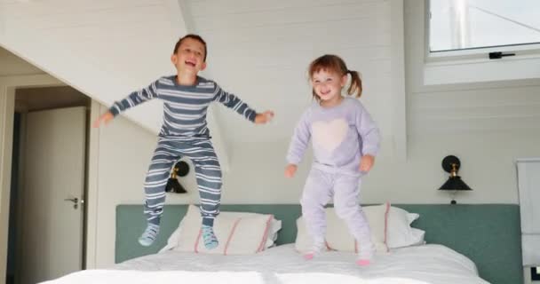 Mädchen Junge Und Kinder Auf Dem Bett Springen Und Spielen — Stockvideo