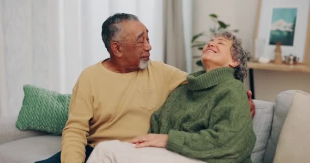 Seniorenpaar Bank Lachen Met Grap Grappig Geheugen Meme Met Knuffel — Stockvideo
