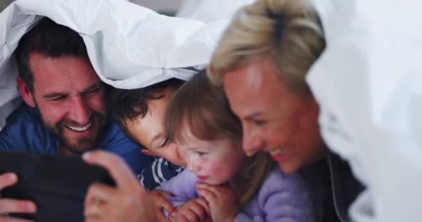Mama Tata Dzieci Tabletem Kocem Szczęśliwy Razem Dla Mnie Film — Wideo stockowe