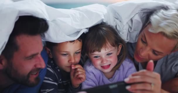 Γονείς Παιδιά Και Νύχτα Τάμπλετ Κουβέρτα Και Ευτυχισμένοι Μαζί Για — Αρχείο Βίντεο