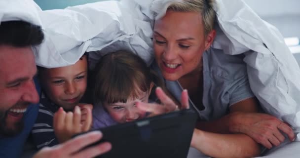 孩子和平板电脑与毛毯在卧室里游戏 在线学习和阅读电子书媒体 爸爸和孩子的家人通过数字技术放松一下 晚上看动画片和故事 — 图库视频影像