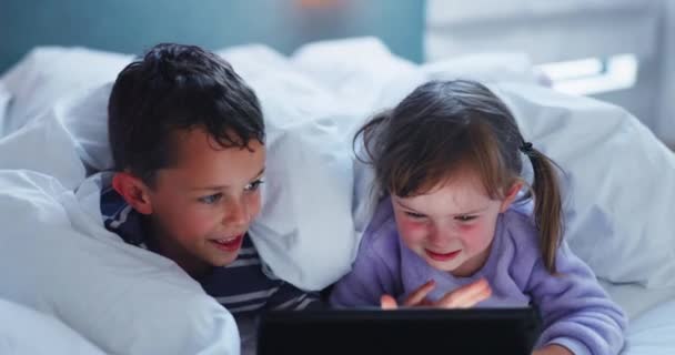 Jongen Meisje Broers Zussen Met Tablet Slaapkamer Gelukkig Samen Voor — Stockvideo