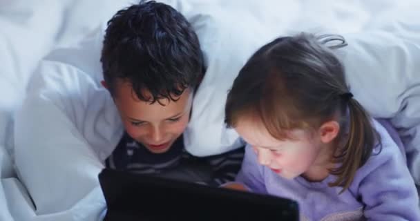 Jongen Meisje Broers Zussen Met Tablet Bed Gelukkig Samen Voor — Stockvideo