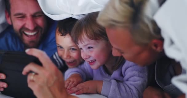 Γονείς Παιδιά Και Νύχτα Tablet Κουβέρτα Και Ευτυχισμένοι Μαζί Για — Αρχείο Βίντεο