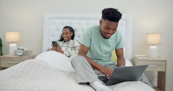 Laptop Telefon Und Glückliches Schwarzes Paar Entspannen Sich Bett Mit — Stockvideo