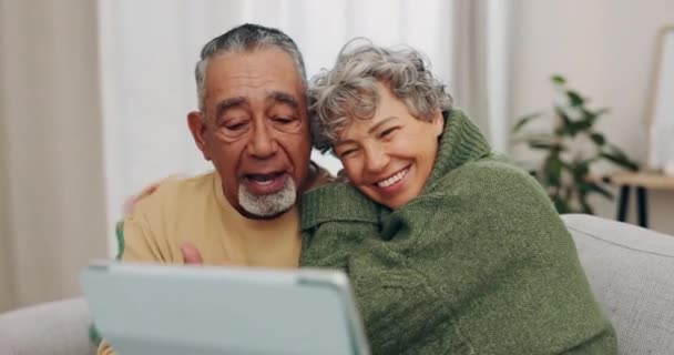 Tableta Ola Videollamada Con Pareja Ancianos Sofá Para Comunicación Streaming — Vídeo de stock