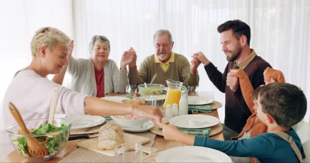 Οικογένεια Προσεύχεται Και Κρατώντας Χέρια Στο Μεσημεριανό Γεύμα Για Λατρεία — Αρχείο Βίντεο