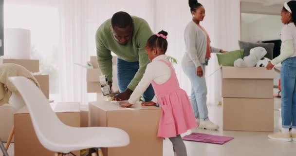 Déménagement Heureux Aide Avec Famille Noire Boîte Pour Maison Neuve — Video