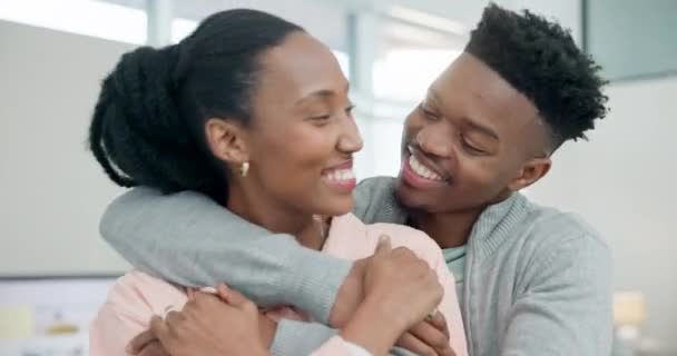 Feliz Abrazo Una Pareja Negra Una Casa Para Amor Hablando — Vídeo de stock