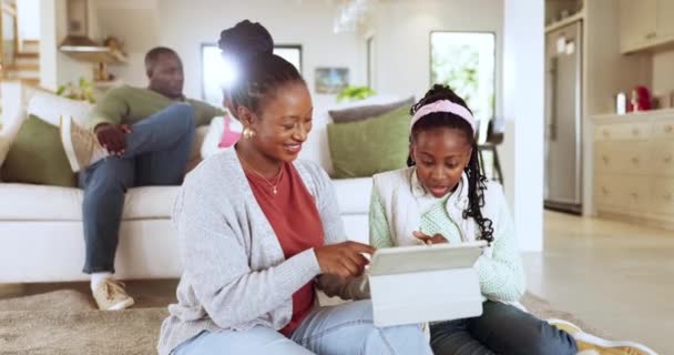 ブラックファミリー タブレット ライブストリーミング 幸せでタイプする母と少女 ホーム ラウンジでのママや女性の子供 テクノロジーやネットワークや接続とソーシャルメディア — ストック動画