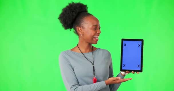 Yeşil Ekran Tablet Kadın Yüzü Stüdyoda Spor Sonuç Tanıtım Için — Stok video