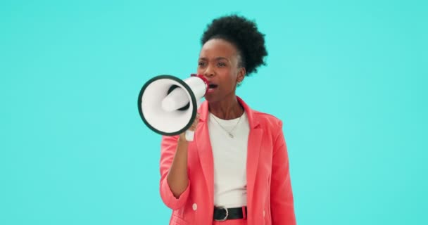 Megafon Konuşma Protestolu Siyah Kadın Geri Bildirim Mavi Stüdyo Arka — Stok video