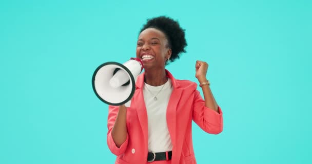 メガフォン 黒人女性 パワーは ブルーバックグラウンドのニュース 正義の声のためのスタジオで拳 スピーチ アフリカの女性スピーカー 投票のためのいじめのノイズ — ストック動画