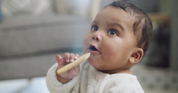 Cara Del Bebé Comiendo Galletas Hogar Para Nutrición Crecimiento Infantil — Vídeo de stock