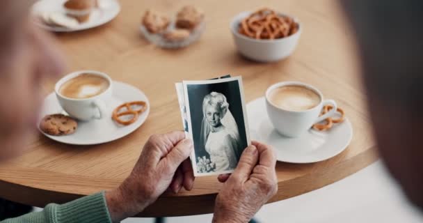 Старший Чай Руки Фотографії Пам Яті Людьми Які Розмовляють Столом — стокове відео