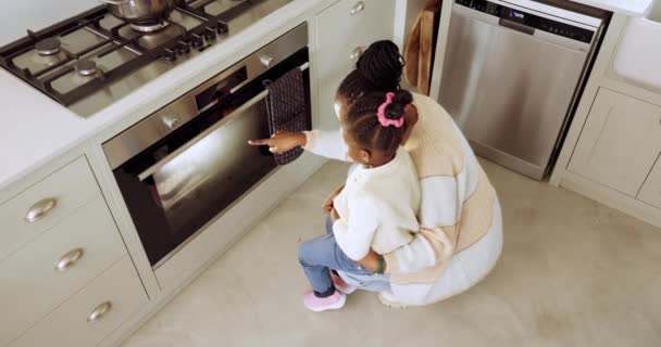 キッチン ハッピーポイント 家庭でママと子供と料理する家族のためのオーブン アフリカの女の子と学び ママと子供の笑顔で食べ物のために教える家で焼く — ストック動画