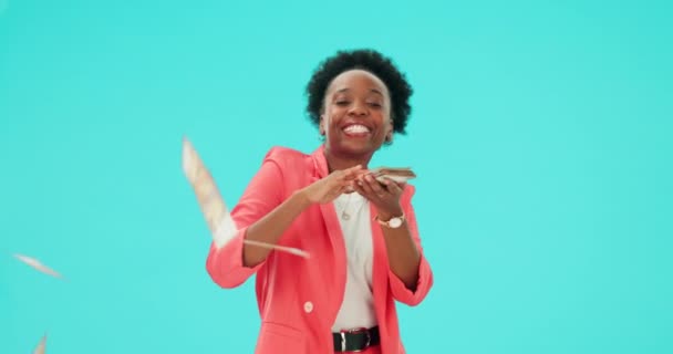 黑人妇女 赢家和庆祝与金钱手握工作室 蓝色背景和花费现金 奖品和财富 赌场里的彩票 奖金和舞步 或有利润的女商人 — 图库视频影像