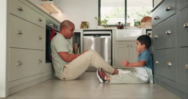 Vader Zoon Spelletjes Keukenvloer Met Een Gezin Hun Huis Samen — Stockvideo