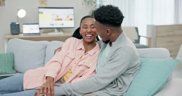 Par Svarta Människor Och Skrattar För Kommunikation Hemmet Med Kärlek — Stockvideo