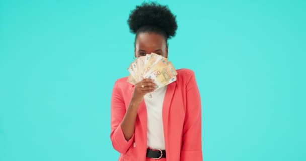 Dinheiro Mulher Negra Com Dinheiro Mão Estúdio Fundo Azul Ganhando — Vídeo de Stock